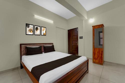 KazhakuttamHotel O Engineering College Sreekaryam Formerly B S Plaza的房间里有一张大床的卧室