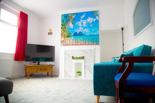 TV a/nebo společenská místnost v ubytování Lucky Home 24 - Ideal for Trade & Family - 2 Bedrooms - 3 Beds - Max 4 Guests - Close to BAE, Docks, Lake District, Beaches