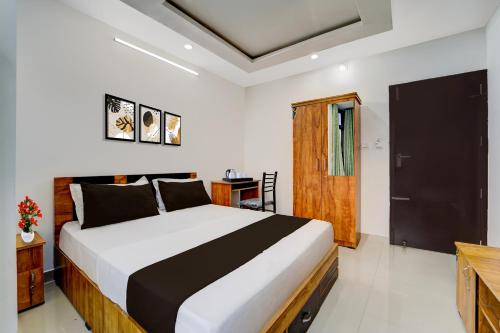 ErumeliHotel O Erumeli Bus Terminal Kottayam Formerly Pious B Residency的房间里有一张大床的卧室