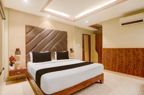 Ένα ή περισσότερα κρεβάτια σε δωμάτιο στο Super Townhouse Oak Amity University Patna Formerly The Golden Crown