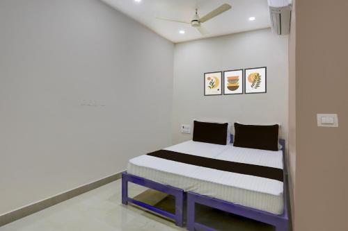 Giường trong phòng chung tại Hotel O Kadapa Bypass Road Formerly Sri Vasavee Grand