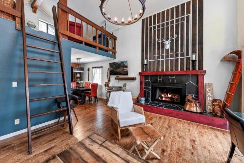 Χώρος καθιστικού στο 3390 Pine Hill Road home