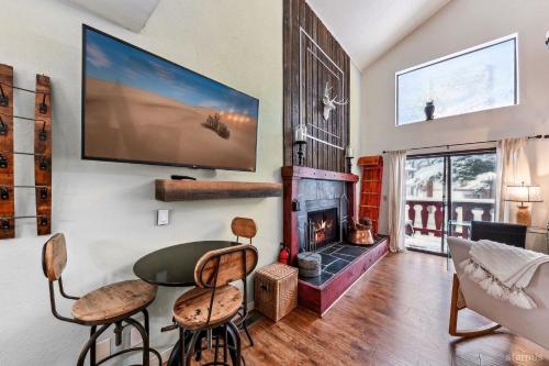 Χώρος καθιστικού στο 3390 Pine Hill Road home