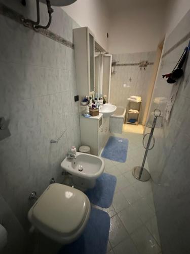 łazienka z białą toaletą i umywalką w obiekcie Adriana w mieście Corsico