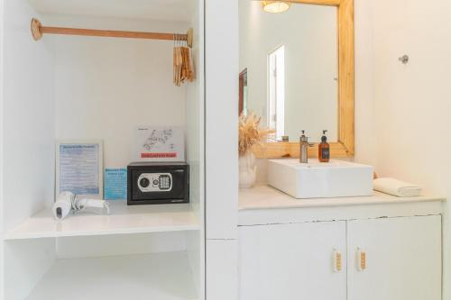 un baño con lavabo y espejo en Blauset Two, en General Luna