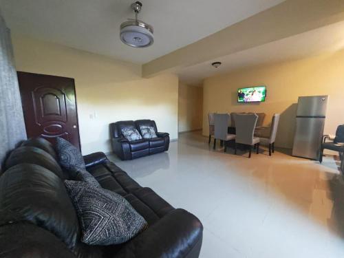 Χώρος καθιστικού στο Cozy apartment, AC, Wifi, 2BR, 2Bath, Bani, 1-B