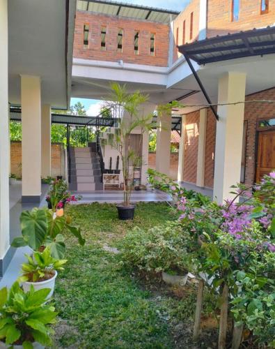 a courtyard of a house with plants at SADAMA Cottage in Tuk Tuk