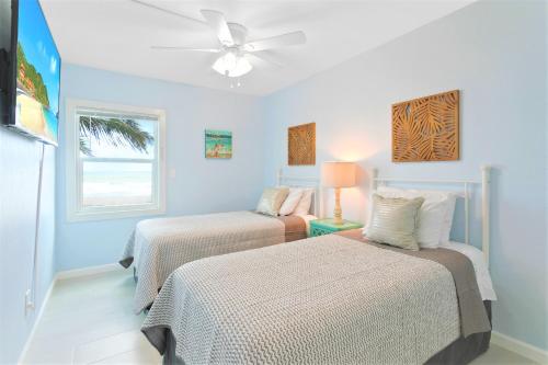 Una cama o camas en una habitación de Cocoa Beach Club