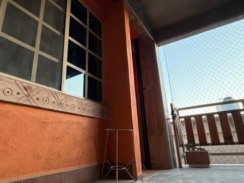 萨尔蒂约Departamento Nuevo Céntrico con vista hacia la catedral的带阳台的开放式建筑门