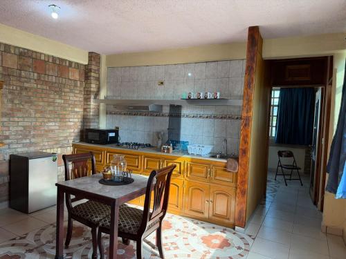 萨尔蒂约Departamento Nuevo Céntrico con vista hacia la catedral的一间带桌子的厨房和一间带冰箱的厨房