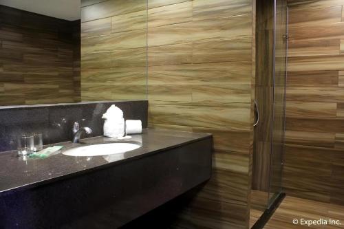 Ένα μπάνιο στο Newtown Plaza Hotel