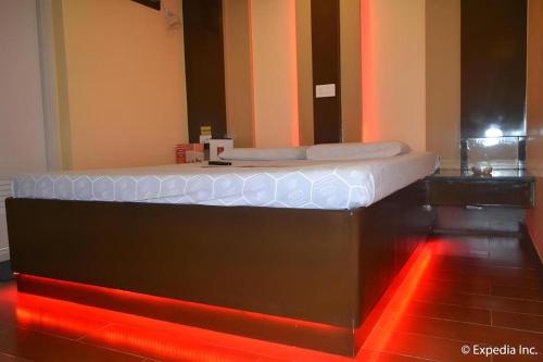a mattress sitting on top of a table in a room at Hotel Sogo Mexico Pampanga in Lagundi