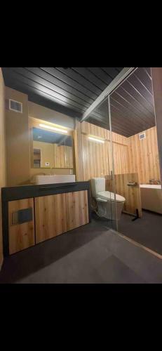 御殿場市にあるPrivate Stay in Gotemba 縁 ENのバスルーム(洗面台、トイレ付)