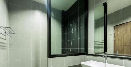 um banheiro com uma pia e um espelho em Seven bee boutique hotel em Surin