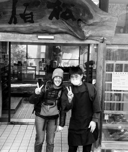 a man and a woman standing in front of a store at 檜湯の宿　松伯 in Aoki-gemi