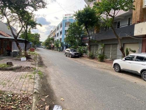 Phú MỹNha Nghi Phu Gia的路边有汽车的街道