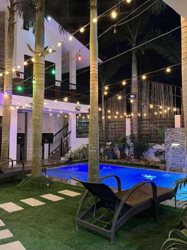 basen z ławką obok budynku z oświetleniem w obiekcie Light residence w mieście Manila