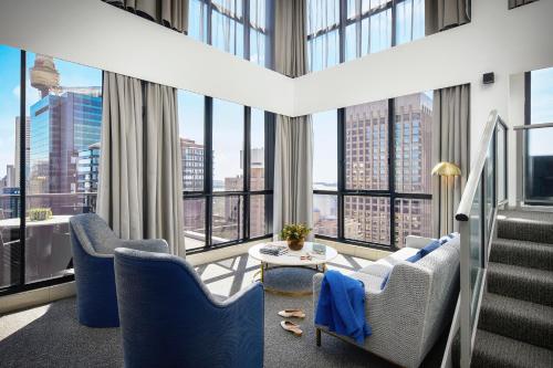 Una sala de estar con vista a una ciudad. en Meriton Suites Pitt Street, Sydney, en Sídney