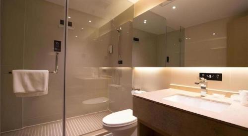 ein Badezimmer mit Toilette, Waschbecken und Dusche in der Unterkunft City Comfort Inn Chongqing Jiangbei International Airport in Chongqing