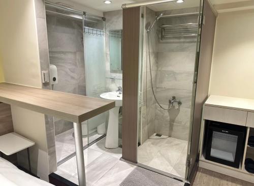 un bagno con doccia e lavandino di 逢甲Cartoon a Hsia-shih-pi