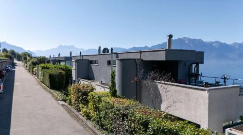 un edificio sul lato di una strada accanto all'acqua di Spacious 3-Bedroom Villa in Montreux a Blonay