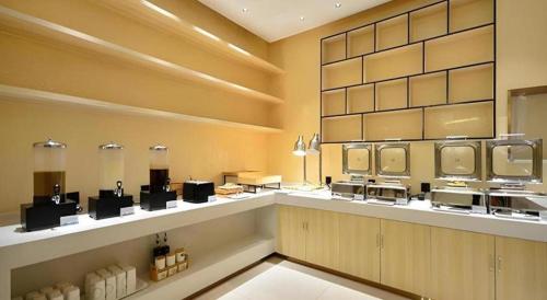 una cucina del ristorante con aasteryasteryasteryasteryasteryasteryasteryasteryasteryasteryasteryasteryasteryasteryasteryasteryasteryasteryasteryasteryasteryasteryasteryasteryasteryasteryasteryasteryasteryasteryasteryasteryasteryasteryasteryasteryasteryasteryasteryasteryasteryasteryasteryasteryasteryasteryasteryasteryasteryasteryasteryasteryasteryasteryasteryasteryasteryasteryasteryasteryasteryasteryasteryasteryasteryasteryasteryasteryasteryasteryasteryasteryasteryasteryasteryaster di City Comfort Inn Shiyan Wudang Mountain a Danjiangkou