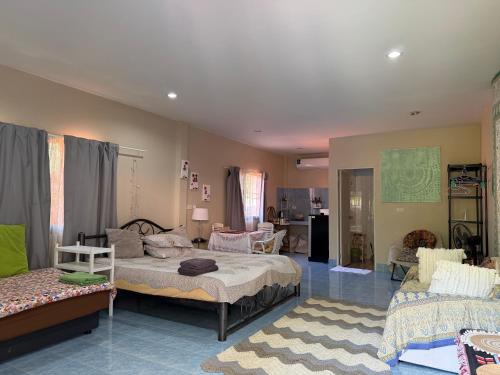 普吉镇Rustic apartment at YaNui beach的一间带两张床的卧室和一间客厅