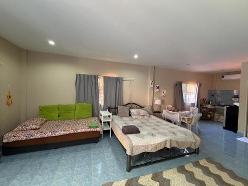 普吉镇Rustic apartment at YaNui beach的有两张床和一张沙发的客厅