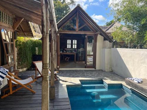 克罗柏坎Villa Bliss - 1BR Tropical Villa in Kerobokan的房屋旁带游泳池的房子