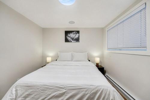 Ένα ή περισσότερα κρεβάτια σε δωμάτιο στο Cozy Place to Stay in Mahogany SE Calgary