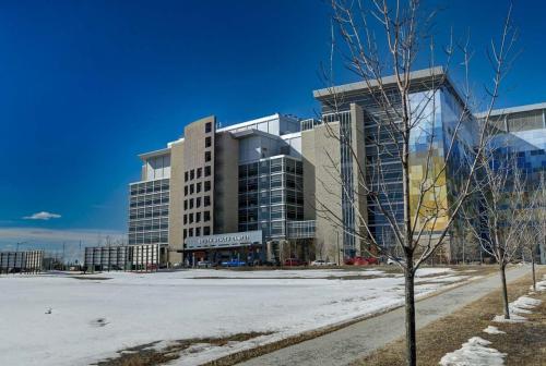 Imagine din galeria proprietății Cozy Place to Stay in Mahogany SE Calgary în Calgary