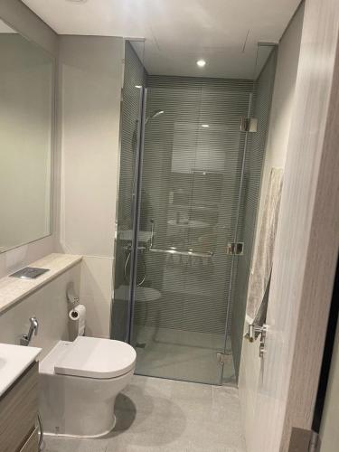 ein Badezimmer mit Toilette und Glasdusche in der Unterkunft zada tower in Sabkhah
