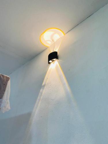 una luz en el techo de una habitación en Lagoon Home Stay, en Ahangama