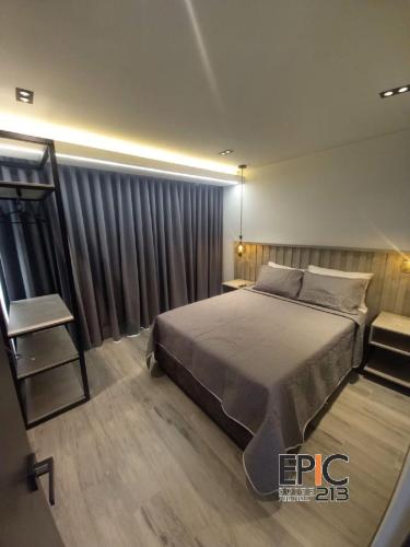 una camera da letto con un letto e una sedia di Epic Suite 213 Deluxe Airport Family 2Room 6Pax a Cuba