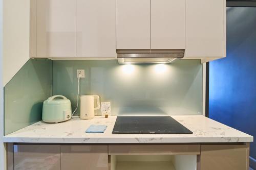 Gia Lâm PhoにあるThe inner Home Shared Apartment Hanoiの白いキャビネットとカウンタートップを備えたキッチン