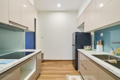 Gia Lâm PhoにあるThe inner Home Shared Apartment Hanoiの白いキャビネットと黒い冷蔵庫のあるキッチン