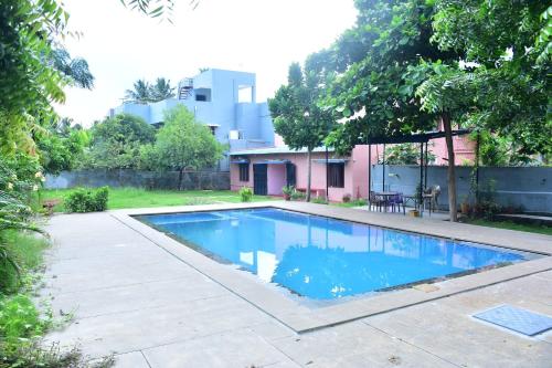 una piscina nel cortile di una casa di Le Haayt Resort With pool a Pondicherry