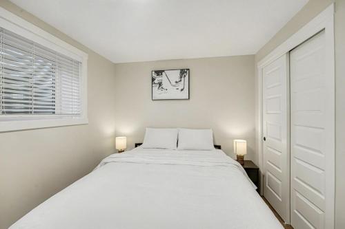 Giường trong phòng chung tại Cozy 2 bedrooms Suite in Mahogany SE Sleeps 6