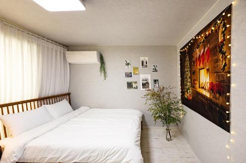 Ένα ή περισσότερα κρεβάτια σε δωμάτιο στο HaengGung MaSil