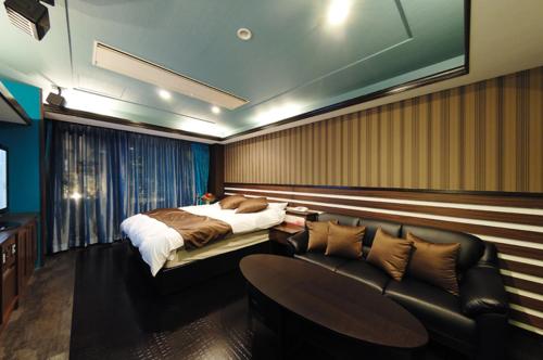 名古屋市にあるHotel Water Gate Nagoya レジャーホテル カップルのベッドルーム(ベッド1台、ソファ付)