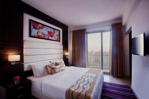 Кровать или кровати в номере Golden Tulip Bhiwadi