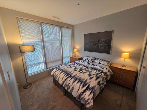 Postel nebo postele na pokoji v ubytování Cozy Condo in the heart of the city