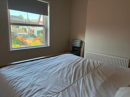 En eller flere senge i et værelse på Charming cottage in Wells with easy parking