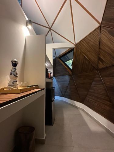 un pasillo con una pared de paneles de madera en Axtra Glamping, en Tapalpa