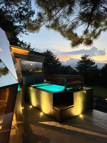 un patio trasero con piscina y banco en Axtra Glamping, en Tapalpa