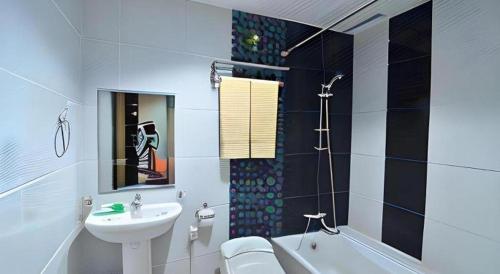 勒吉安The Aroma's of Bali Hotel & Residence的带水槽、马桶和浴缸的浴室