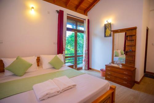 Lakeside Villa : غرفة نوم بسرير ومرآة ونافذة