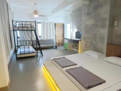 um quarto com uma cama e uma escada num quarto em Chinawat Hotel em Sukhothai