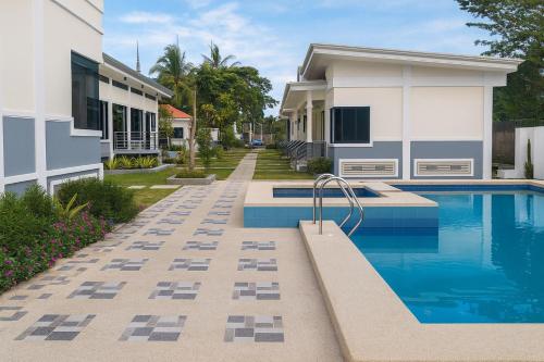 パングラオにあるBliss Suites by SMS Hospitalityの建物の隣にプールがある家