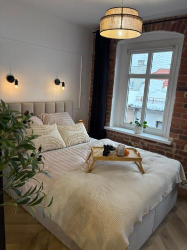 Ένα ή περισσότερα κρεβάτια σε δωμάτιο στο Apartament na Starym Mieście Lisowskiego